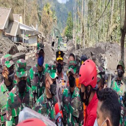 Kapolda Jatim Dampingi Kunjungan KSAD ke Lokasi Bencana Erupsi Semeru