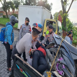Sigap, Anggota Danton Dalmas Polda Jateng Tolong Korban Kecelakaan