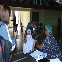 TNI AL SESKOAL MASIH GELAR VAKSINASI DI GOR M. ROMLY SESKOAL ANAK USIA 6-11 TAHUN 2021