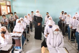 Tinjau SMA/ SMK Wajib PTM Di Gresik , Khofifah Sebut Kapasitas Siswa Didasarkan Cakupan Vaksin Dosis Dua pada GTK Dan Lansia
