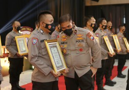 Sejumlah Penghargaan Diberikan Pada Acara Kapolda Jatim Award 2022