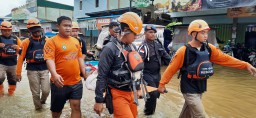 PERSONEL GABUNGAN TNI-POLRI DAN BASARNAS SERTA INSTANSI TERKAIT DIKERAHKAN MEMBANTU EVAKUASI KORBAN BENCANA BANJIR DAN TANAH LONGSOR