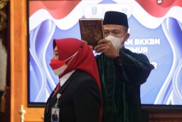 KUKUHKAN KAPER BKKBN JATIM, GUBERNUR KHOFIFAH INGINKAN BKKBN WUJUDKAN KELUARGA BERKUALITAS