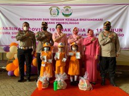 Ajak Minat Anak Vaksin, Polres Probolinggo Datangkan Gatot Kaca dan Badut hingga Arena Bermain