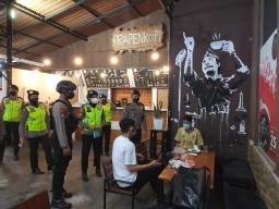 Patroli KRYD Ditsamapta Polda Jatim Sasar Prokes Dibeberapa Cafe dan Warkop di Surabaya