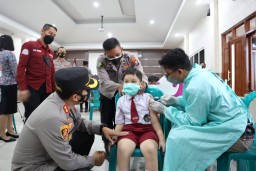 Percepat Vaksinasi Anak, Kapolresta Mojokerto Sapa dan Beri Semangat Siswa SD