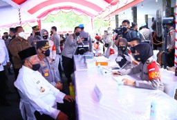 Tinjau Vaksinasi se-Indonesia, Kapolri Saksikan Gubernur Maluku Utara Divaksin