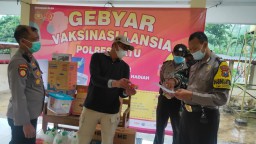 Vaksinasi Lansia, Polres Batu Bagi Doorprize