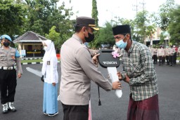 AKBP Arman S.IK, M.Si Serahkan 3 Sepeda Motor Pemenang Undian Doorprize Vaksinasi Serentak di Polres Sampang