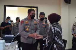 Wakapolda Jatim Tinjau Vaksinasi Lansia di Polresta Sidoarjo