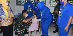 Ketua CBS Jalasenastri Beri Vitamin A Untuk Balita