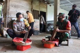 Polisi di Pacitan Dampingi Warga Buat Minyak Goreng Berbahan Kelapa Hingga Bagikan Secara Gratis
