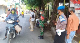 Babinsa Asemrowo Bersama Tiga Pilar Gelar Operasi PPKM Level 3