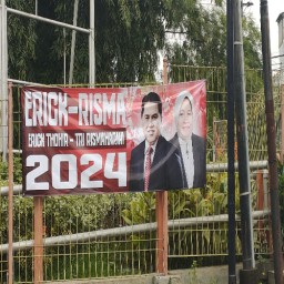 Spanduk Erick Tohir dan Risma Bertebaran Surabaya