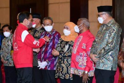 Ibu Gubernur Jawa Timur Hadir Dalam Arahan Presiden Jokowi kepada Para Gubernur se-Indonesia