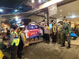 Koramil Bubutan Gelar Patroli Prokes PPKM Level III Malam Hari Bersama Tiga Pilar