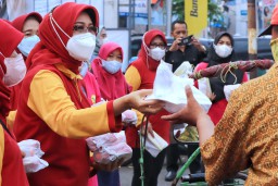 Bagi Takjil Gratis, Fatma: Momentum Merajut Kebersamaan Organisasi Wanita di Kota Pasuruan