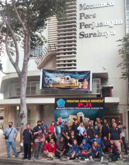 DPP PJI Berbagi 1000 Paket Takjil di Jalan Tunjungan
