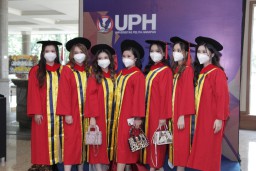 Winisuda 2022 UPH Kampus Surabaya Siap “Go Beyond” menjadi Berguna bagi Bangsa dan Negara