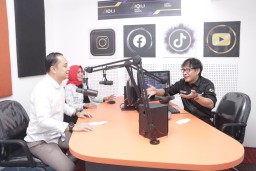 Wali Kota Surabaya Ngobrol Gayeng di Studio Podcast Fikom Unitomo