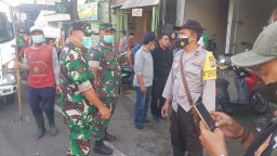 Babinsa Koramil Bubutan Bersama Tiga Pilar Lakukan Penertiban PKL dan Bangli