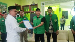 Ratusan Kader PPP Geruduk Kantor PPP Jatim Mendesak Ketua Umum Mundur