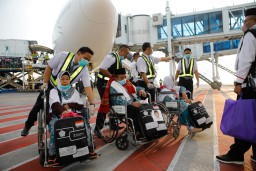 KLOTER PERTAMA DEBARKASI HAJI JAWA TIMUR MENDARAT DENGAN SELAMAT DI BANDARA JUANDA
