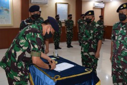 DIREKTUR LOGISTIK PUSAT PENERBANGAN TNI ANGKATAN LAUT DISERAHTERIMAKAN
