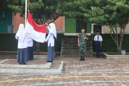 LANUDAL SABANG KEMBALI GELORAKAN MOTIVASI KEBANGSAAN SISWA-SISWI MTSN 1 DALAM UPACARA BENDERA