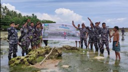 PERTAHANKAN KEMAMPUAN TEMPUR PRAJURIT RAJAWALI LAUT, PENERBAL TERJUNKAN TIM PENILAI UJI TRAMPIL GLAGASPUR