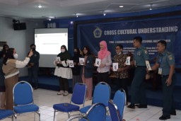 Bersama Siswa KIBI TNI AL, Fakultas Sastra Unitomo Gelar Cross Cultural Understanding