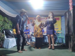 DANGDUTAN RAYAKAN MENANG PILKADES. Kades Baru Grogol Ikut Berdendang, Watga Bergoyang