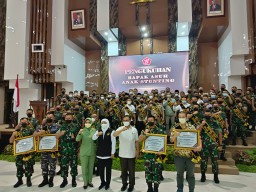 70 Jajaran TNI di Jatim Dikukuhkan Sebagai Bapak Asuh Anak Stunting, Gubernur Jatim Apresiasi Sinergi TNI untuk Jatim Bangkit