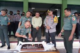 HUT Ke-77 TNI, Kapolresta Sidoarjo Berikan Kejutan Ke Markas Korem 084/BJ