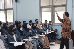 FP Unitomo Buka Wawasan Pentingnya Sertifikasi Halal pada Produk Pangan dan Perikanan Lewat Kuliah Tamu