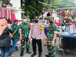 Babinsa Koramil Bubutan Himbau Pengunjung Pasar Minggu Tetap Waspada Tindakan Kriminal dan Patuhi Prokes