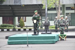 Personel Jajaran Korem 084/BJ Mengikuti Apel Gabungan di Kodam V/Brawijaya