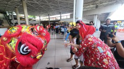 PENAMPILAN BARONGSAI DAN LIANG-LIONG MERIAHKAN IMLEK DI BANDARA JUANDA