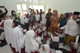 Kunjungi SD-MI Cokroaminoto, Wali Kota Eri Cahyadi Pastikan IMB-nya Segera Keluar