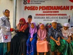 Rayakan Posko Pemenangan PKS, Bagikan Al-Qur'an Kepada Generasi Milenial