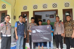 Berikan Bantuan Biaya Pendidikan, Kapolres Pasuruan Menemui Korban Pengeroyokan Di Rumah Orang Tuanya