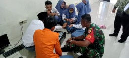 Ekstrakurikuler Komputer SMK Al-Azhar, Babinsa Menganti Dampingi dan Bakar Semangat Siswa 