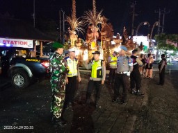 Jaga Situasi Kamtibmas Polsek Kuta Utara Bersinergi dengan TNI Lakukan Patroli