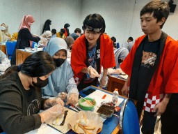 Prodi Sastra Jepang Unitomo Gelar Pelatihan Pembuatan Sushi dan Onigiri
