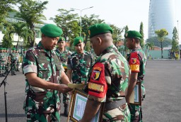 Dua Prajurit Menerima Penghargaan dari Danrem 084/BJ