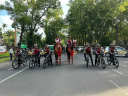 Anggota Direktorat Samapta Polda Bali melaksanakan Patroli Turangga pada saat berlangsungnya Car Free Day di Lapangan Renon Denpasar