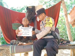 Gerakan Sedekah, Bhabinkamtibmas Polsek Kubu Salurkan Bantuan Kepada Warga Lansia Tidak Mampu