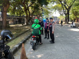 Parkir Sembarangan di Badan Jalan, Anggota Polres Bandara Ngurah Rai Peringatkan Pemiliknya