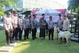 Kapolres Bandara Ngurah Rai Serahkan Hewan Qurban Presisi dan Berbagi Puluhan Paket Sembako kepada Jama'ah Masjid