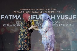 Fokus pada Dunia Pendidikan, Bunda Fatma Raih Penghargaan Perempuan Inspiratif di Festival 6